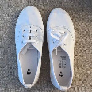 White tennis sneakers